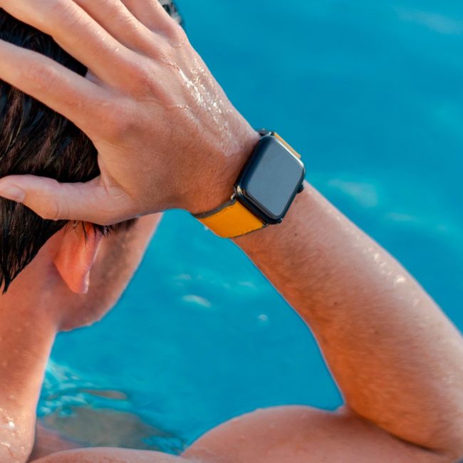 Submarine-Apple-watch-yellow-rubber-band-swimming-workout